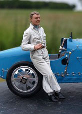 Pilote années 30 adossé à Bugatti