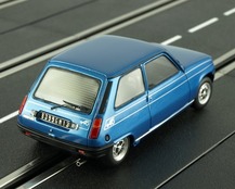 Renault 5 Alpine bleue sur piste vue arrière