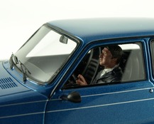 Monsieur Jean au volant de la Renault 5 Alpine bleue
