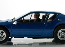 Monsieur Jean au volant Alpine A310 bleue